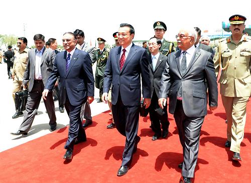 5月22日,中国国务院总理李克强乘专机抵达伊斯兰堡,开始对巴基斯坦进行正式访问。巴基斯坦总统扎尔达里、总理霍索到机场迎接。 新华社记者 马占成 摄