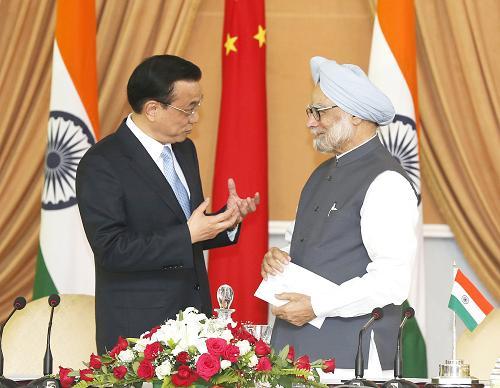 李克强与印度总理辛格共同会见记者 5月20日,中国国务院总理李克强在新德里与印度总理辛格举行会谈后,共同会见记者。这是李克强与辛格会见记者后交谈。 新华社记者 鞠鹏 摄