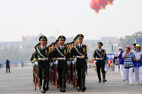 首都各界庆祝中华人民共和国成立60周年大会将于10月1日10时在北京举行。这是国旗护卫队在天安门广场练习。新华社记者 任勇 摄