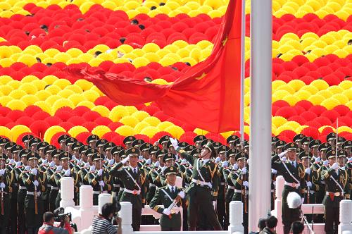 这是五星红旗在天安门广场升起。 新华社记者 刘宇 摄