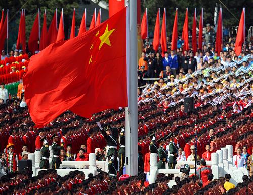 10月1日,首都各界庆祝中华人民共和国成立60周年大会在北京举行。这是天安门广场举行隆重的升国旗仪式。新华社记者 公磊摄