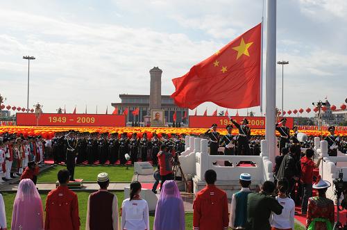 这是天安门广场举行隆重的国旗升旗仪式。 新华社记者 唐召明 摄