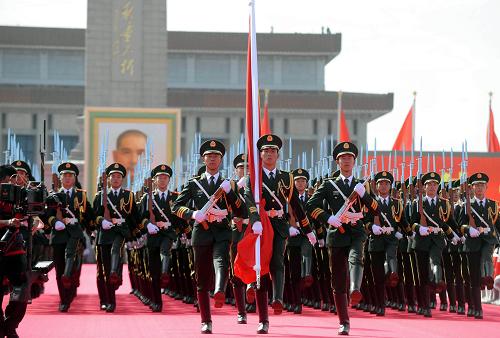 10月1日,首都各界庆祝中华人民共和国成立60周年大会在北京举行。这是国旗护卫队护卫国旗走向旗杆基座。新华社记者 王小川 摄