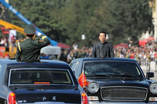 10月1日,首都各界庆祝中华人民共和国成立60周年大会在北京天安门广场隆重举行。这是国庆60周年阅兵总指挥、北京军区司令员房峰辉请中共中央总书记、国家主席、中央军委主席胡锦涛开始检阅受阅部队。 新华社记者 陈建力 摄