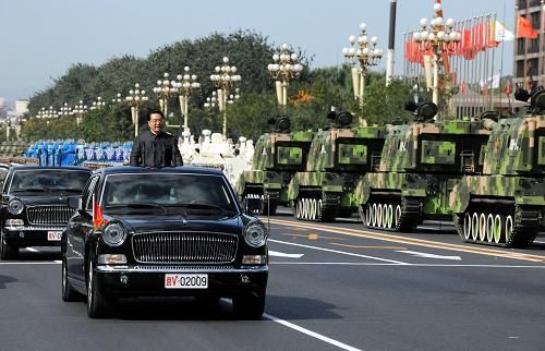 这是中共中央总书记、国家主席、中央军委主席胡锦涛检阅受阅部队。新华社记者 陈建力 摄