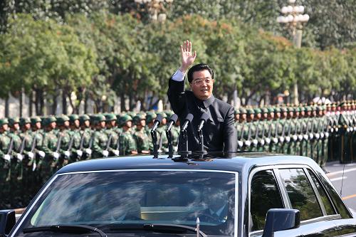 10月1日,首都各界庆祝中华人民共和国成立60周年大会在北京天安门广场隆重举行。这是中共中央总书记、国家主席、中央军委主席胡锦涛检阅受阅部队。新华社记者 王建民 摄