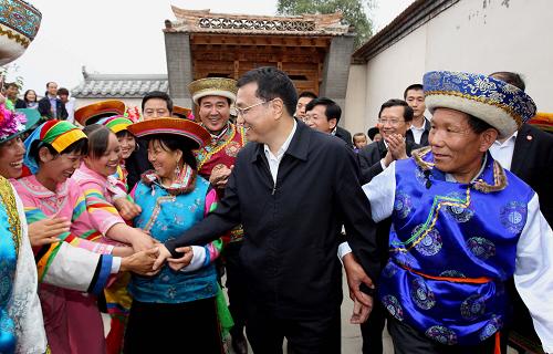 这是8月24日,李克强在海东地区互助土族自治县小庄村看望村民。新华社记者 姚大伟 摄