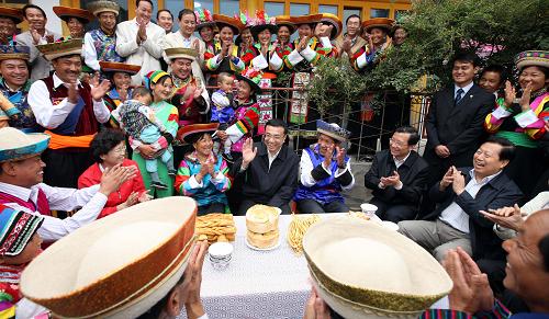 8月23日至25日,中共中央政治局常委、国务院副总理李克强在青海考察。这是8月24日,李克强在海东地区互助土族自治县小庄村与村民座谈。新华社记者 姚大伟 摄