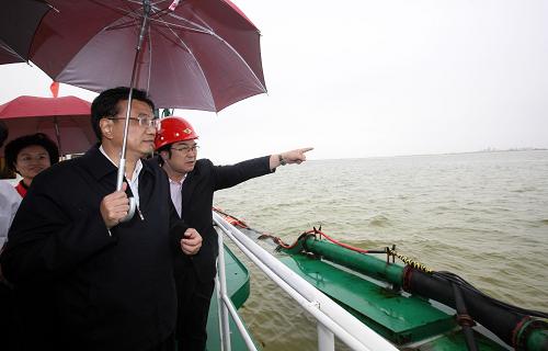 8月23日至25日,中共中央政治局常委、国务院副总理李克强在青海考察。这是8月24日,李克强在青海盐湖工业集团采盐船上冒雨考察。新华社记者 姚大伟 摄