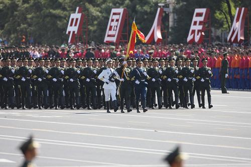 首都各界庆祝中华人民共和国成立60周年大会在北京举行。这是三军仪仗队开始行进。新华社记者 邢广利 摄