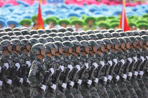 这是步兵方队通过天安门广场。新华社记者 邢广利 摄