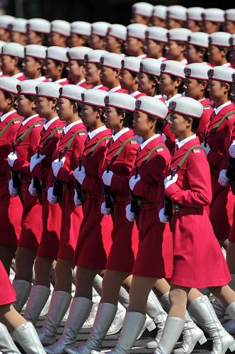 这是女民兵方队准备通过天安门广场。新华社记者 王定昶 摄