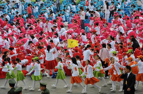 首都各界庆祝中华人民共和国成立60周年大会将于10月1日10时在北京举行。这是参加盛典的学生进场。 新华社记者 赵颖全 摄