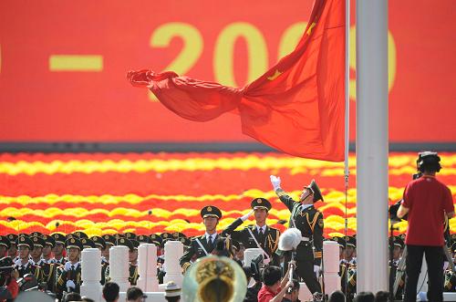 10月1日,首都各界庆祝中华人民共和国成立60周年大会在北京天安门广场隆重举行。这是天安门广场举行隆重的国旗升旗仪式。 新华社记者 杨磊 摄