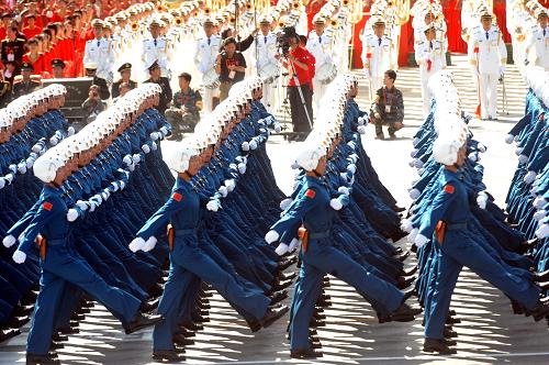 10月1日,首都各界庆祝中华人民共和国成立60周年大会在北京举行。这是飞行学员方队通过天安门广场。 新华社记者 李晓果 摄