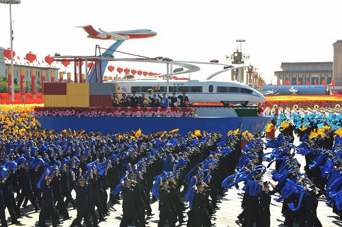 10月1日,首都各界庆祝中华人民共和国成立60周年大会在北京举行。这是“交通运输”方阵通过天安门广场。 新华社记者 李晓果 摄