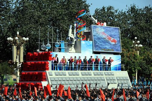 10月1日,首都各界庆祝中华人民共和国成立60周年大会在北京举行。这是“科技发展”方阵准备通过天安门广场。 新华社记者 李钢 摄