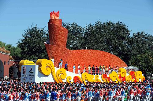 10月1日,首都各界庆祝中华人民共和国成立60周年大会在北京举行。这是“北京奥运”方阵准备通过天安门广场。 新华社记者 李钢 摄