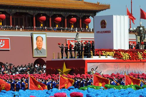 10月1日,首都各界庆祝中华人民共和国成立60周年大会在北京举行。以宪法单行本模型为主体的彩车出现。新华社记者 王颂 摄