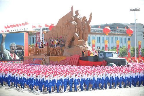 10月1日,首都各界庆祝中华人民共和国成立60周年大会在北京举行。这是“艰苦创业”方阵/彩车通过天安门广场。新华社记者 李尕 摄