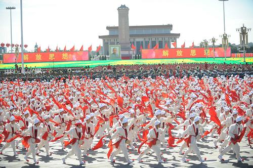 10月1日,首都各界庆祝中华人民共和国成立60周年大会在北京举行。这是新中国成立以来最大规模的安塞腰鼓表演《欢乐道情》。新华社记者 李尕 摄