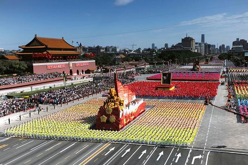 10月1日,首都各界庆祝中华人民共和国成立60周年大会在北京举行。这是“浴血奋斗”彩车经过天安门广场。新华社记者 杨磊 摄