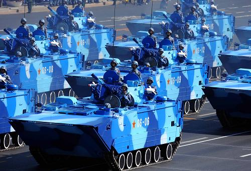 10月1日,首都各界庆祝中华人民共和国成立60周年大会在北京举行。这是陆战队战车方队接受检阅。 新华社记者 公磊 摄