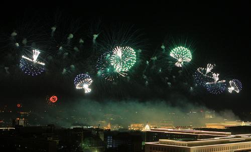 10月1日,首都各界庆祝中华人民共和国成立60周年联欢晚会在北京天安门广场举行。这是烟花表演。 新华社记者 张传奇 摄