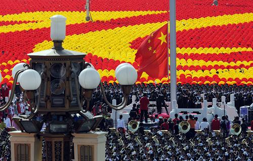 10月1日,首都各界庆祝中华人民共和国成立60周年大会在北京举行。这是国旗升旗仪式。新华社记者 郭大岳 摄