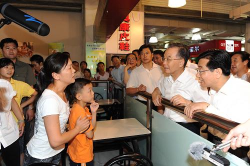 8月23日,在温州务工的尹翠还向温家宝诉说儿子转学的困难。 新华社记者 李学仁 摄