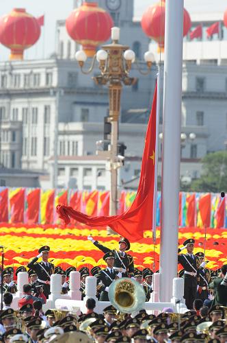 10月1日,首都各界庆祝中华人民共和国成立60周年大会在北京举行。这是天安门广场举行隆重的升国旗仪式。 新华社记者 李晓果 摄
