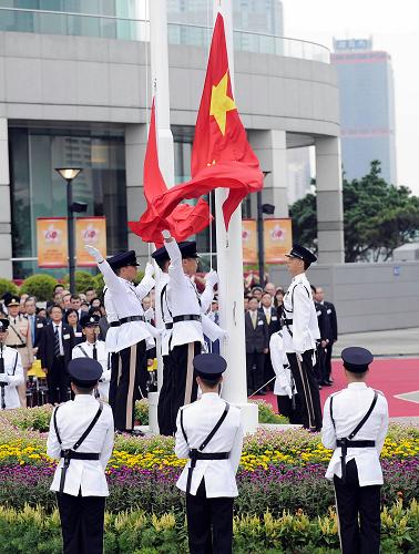 10月1日,香港特别行政区在金紫荆广场举行升旗仪式,庆祝中华人民共和国成立60周年。新华社记者 陈铎 摄