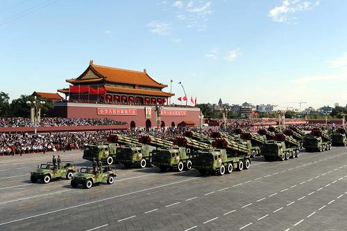 受阅装备方队接受检阅