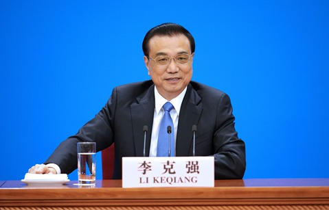 直播回看：国务院总理会见中外记者并回...