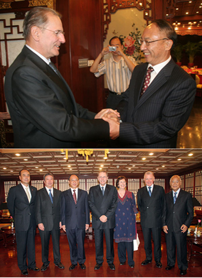 8月6日晚,中国奥委会主席刘鹏在北京贵宾楼饭店为国际奥委会主席罗 