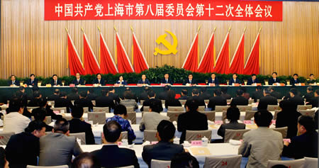 讨论通过八届市委向市第九次党代会的报告,决定