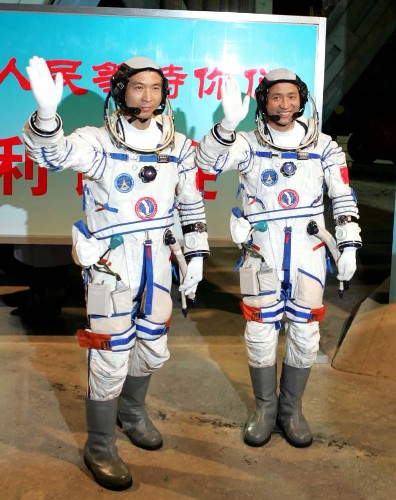 10月12日凌晨6时许,神舟六号载人飞船航天员费俊龙(左,聂海胜