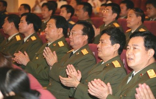 7月25日,被华益慰事迹感动的将军们热烈鼓掌.新华社记者王建民摄