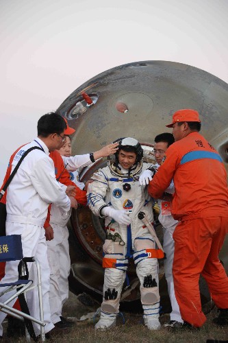 9月28日,神七航天员翟志刚正在出舱.新华社记者 李刚 摄