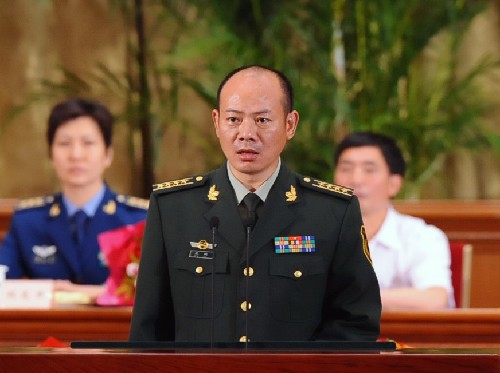 这是武警某师参谋长王毅在作报告(6月11日摄)新华社记者 李涛 摄