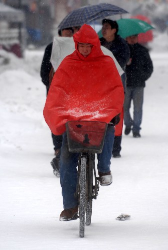 1月26日,市民在安徽舒城县城关冒着大雪前行.新华社记者 王雷 摄