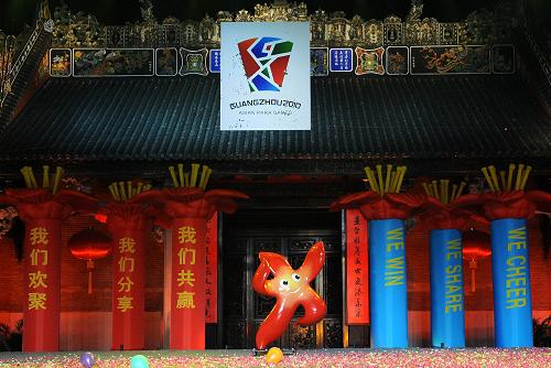 11月6日,广州2010亚洲残疾人运动会会徽、吉祥物、口号在广州市陈家祠广场正式发布。广州2010亚残运会会徽图案以红、绿、蓝三原色拼出运动的人形组成,吉祥物取名“芬芬”,口号是“我们欢聚,我们分享,我们共赢!(We cheer, We share, We win!)”。 新华社记者刘大伟摄