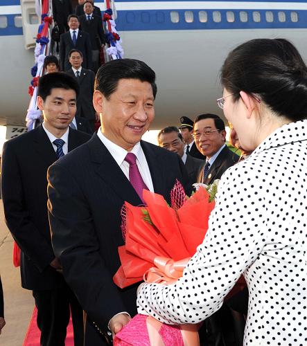 这是老挝主席府部长苏班到机场迎接习近平副主席