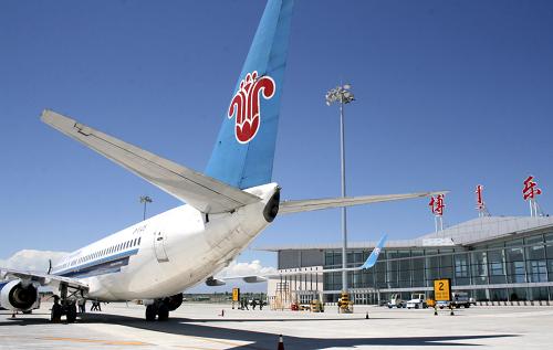 新疆博乐机场试航成功 7月2日下午,一架南方航空公司的波音737—800型客机停在新疆博乐机场的停机坪上。 当日,中国南方航空公司一架波音737—800型客机试航新疆博乐机场成功,标志着博乐机场已具备商业运营条件,新疆博尔塔拉蒙古自治州告别不通航历史。 博乐机场距离博尔塔拉蒙古自治州首府博乐市约18公里,于2009年7月开工建设,拥有4个停机位,可满足波音737-800及以下机型起降,设计年旅客吞吐量20万人次。 新华社发(杜伟 摄)
