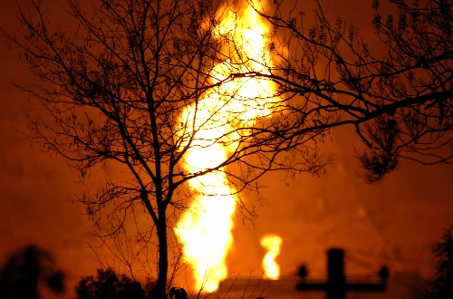 四川宣汉县井喷现场仍然大火熊熊