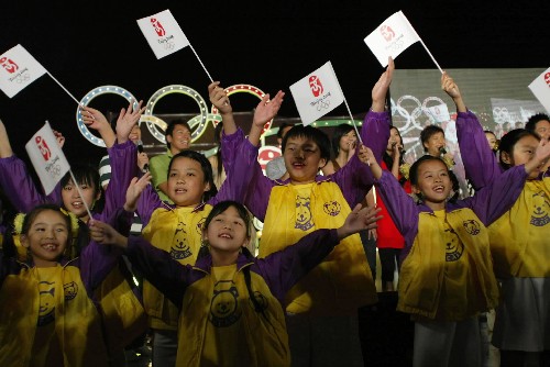 10月13日,中国香港少年儿童在庆祝活动上高唱奥运歌曲.