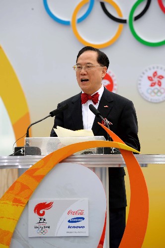 5月2日,香港特别行政区行政长官曾荫权在起跑仪式上讲话.