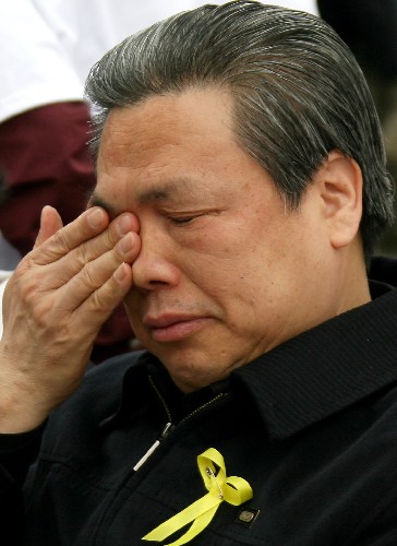 5月18日,在美国纽约,中国驻纽约总领事彭克玉在赈灾义演现场擦拭眼泪。当天,纽约华侨华人举办“众志成城——纽约华人华侨各界赈灾义演”,200多位演艺界人士与到场观众一起哀悼四川汶川大地震遇难者,并为灾区踊跃捐款。新华社记者 侯俊 摄