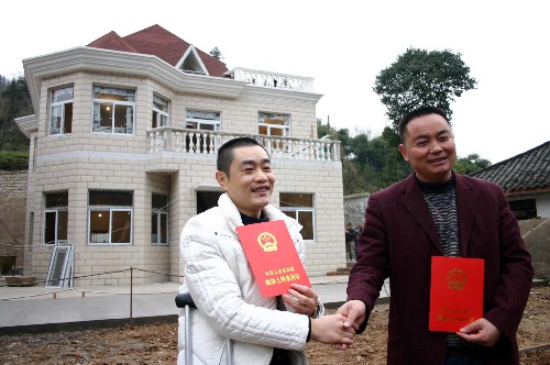 四川灾区农房联建发出首张"土地证"