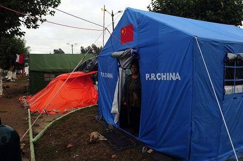   3月23日,在智利地震重灾区康塞普西翁附近的一处灾民营地,中国